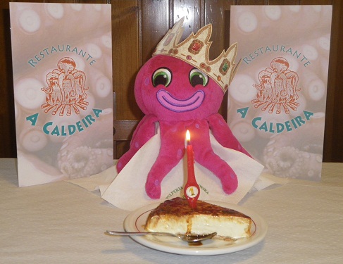 Celebrando el cumpleaños La jefina con tarta de queso y una vela
